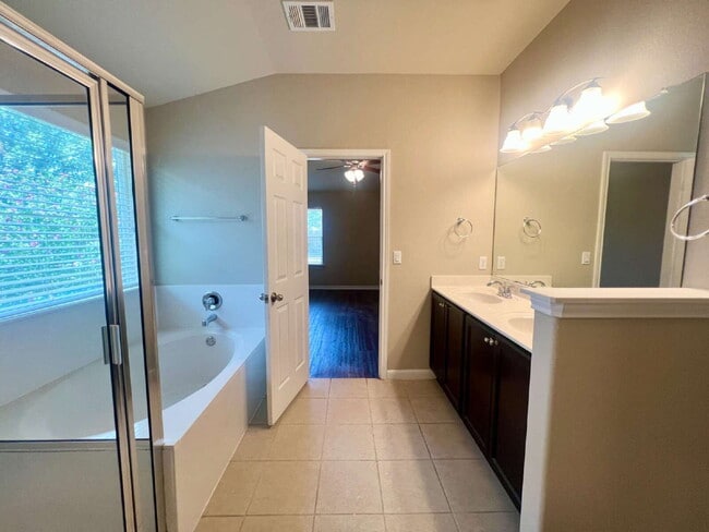 Building Photo - Beautifully updated one-story home!