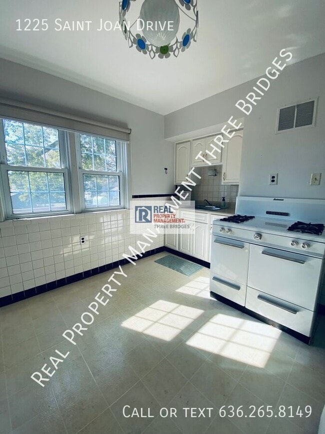 Building Photo - 1225 St Joan Dr