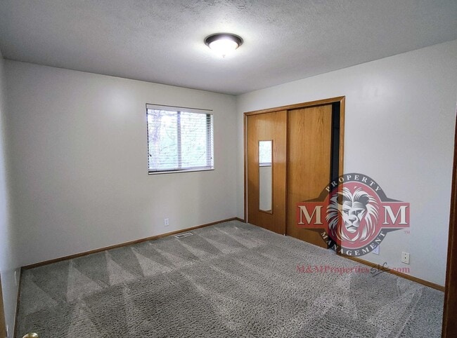 Building Photo - 5 BD 3 BA 2900 sq ft HOME IN DRAPER.