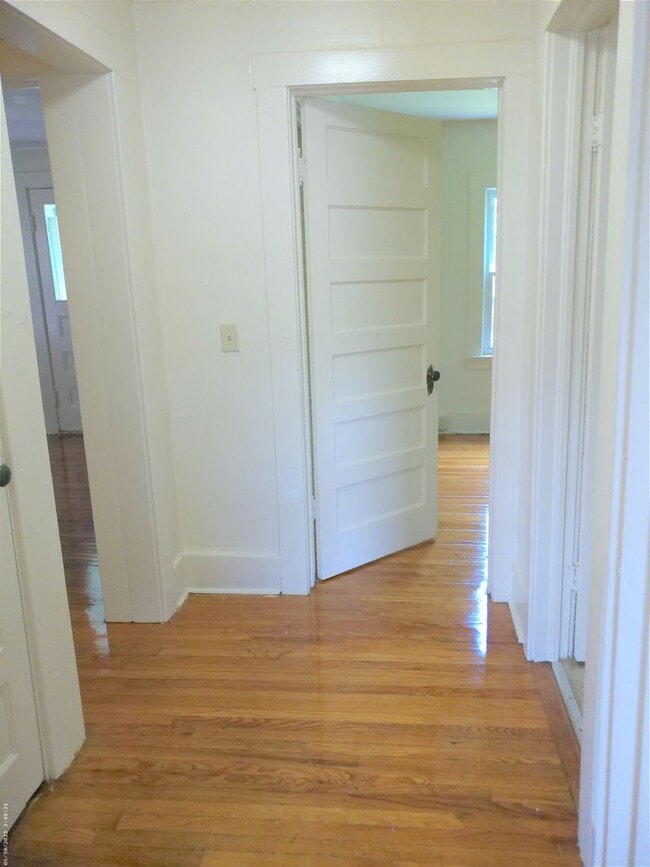Building Photo - Available 6/1/2026 Charming Home With Priv...