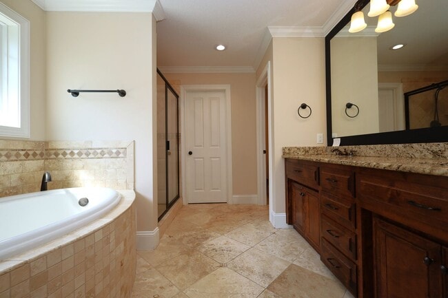 Building Photo - 4383 Kenilworth Cir