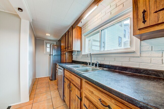 Building Photo - AVAILABLE JUNE 2026 -  4 Bedroom Full Renovation w/ Stunning Hilltop View & Central AC!