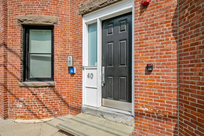 Building Photo - Gorgeous, updated 2 bed condo in Brookline!