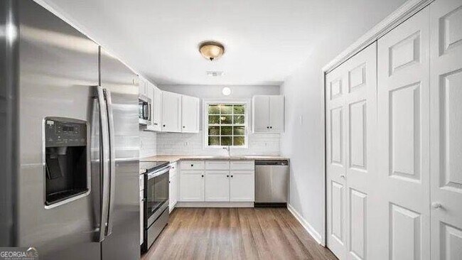 Primary Photo - 558 Manning Rd SW