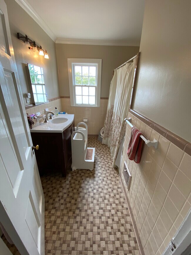 Shared Bath - 1427 Melrose Pl