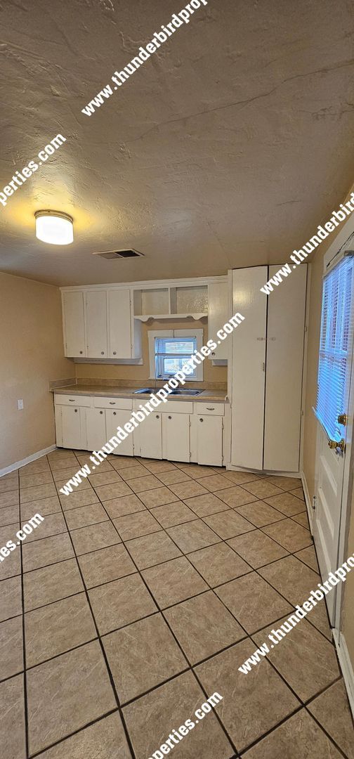 Building Photo - 2 bedrooms, 1 bath in North Valley