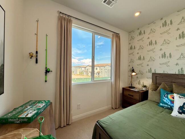Building Photo - FULLY FURNISHED 3 BED 2.5 BATH 2 CAR GARAG...
