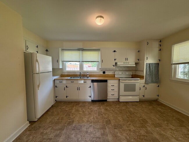 Building Photo - 3 Bedroom / 1.5 Bath Brick Home Kingsport TN