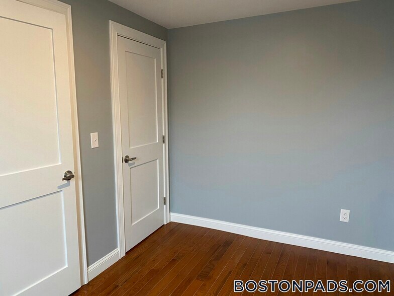 Building Photo - 33 Chelsea St