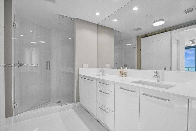 Building Photo - 100 E Las Olas Blvd