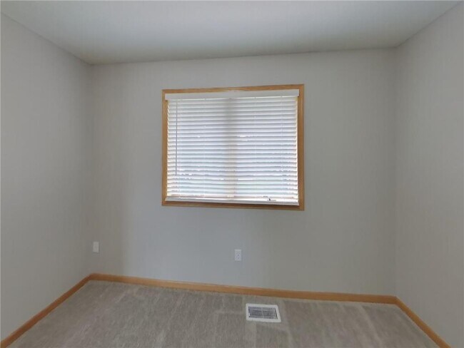 Building Photo - 516 Lincoln Dr NE