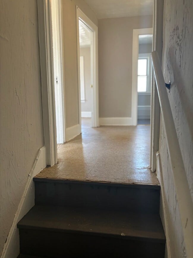 Building Photo - Section 8 Accepted! 5 BR 2 BA