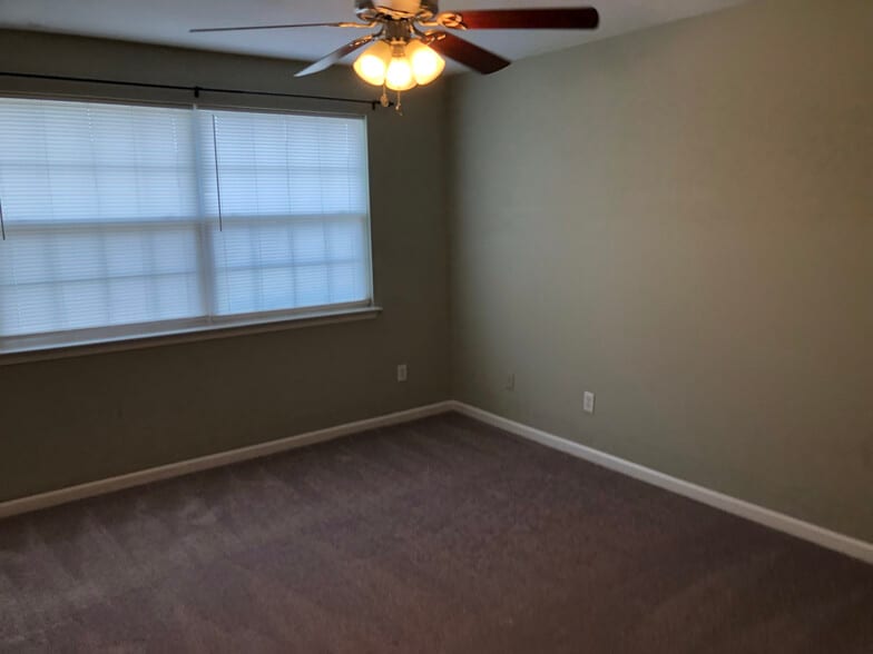 Building Photo - 304 Gary Cir