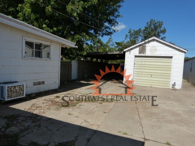 Building Photo - Spacious 3 bedrooms 1.5 baths home with 1 ...