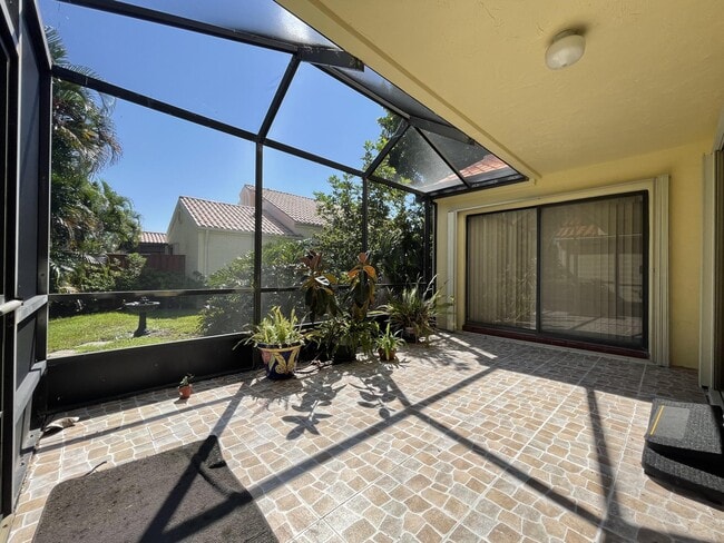 Building Photo - 2575 La Cristal Cir