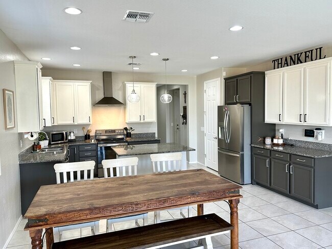 Building Photo - Fantastic Casa Vista home with 4 car garag...