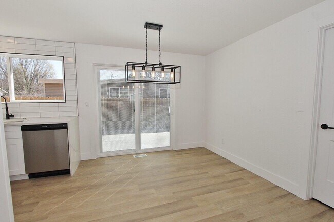 Building Photo - Charming Single-Level Home