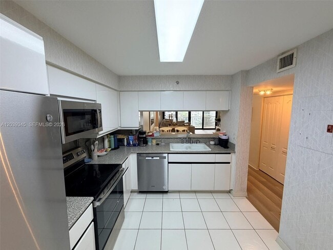 Building Photo - 5757 Collins Ave