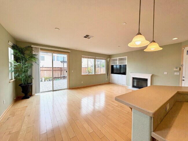 Building Photo - 50% off your first month’s rent move-in special! Spacious 4BR / 2.5BA Home in Pittsburg