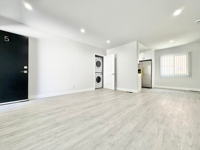 Primary Photo - 1145 S Holt Ave