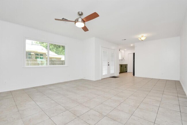 Building Photo - 10951 Shadow Wood Dr
