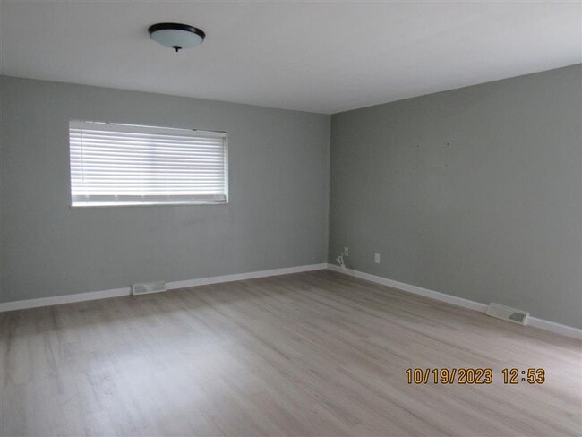Building Photo - 113 E Apple St