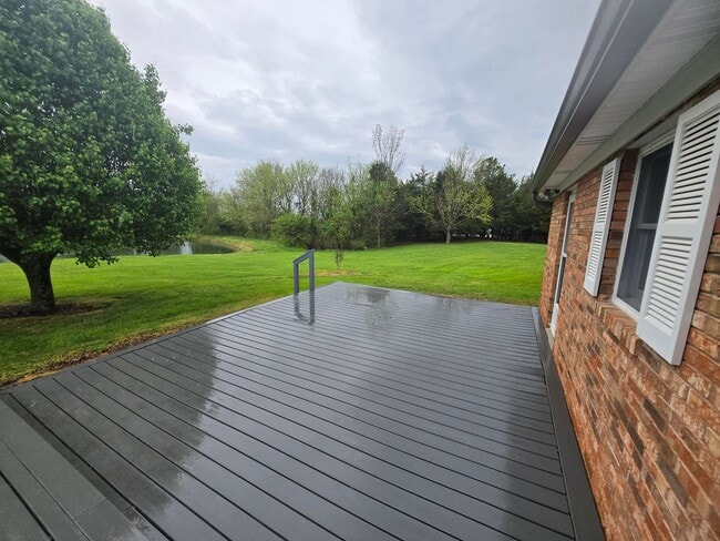Building Photo - **Charming 3-Bed, 2-Bath Duplex Apartment with Spacious Garage and Large Back Porch**