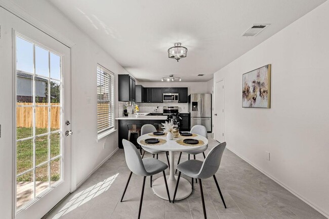 Building Photo - 525 Meadow Park Dr