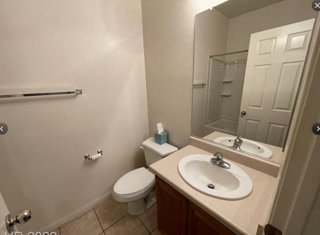 Building Photo - 2 bedroom 2 bath 1 car garage in a gated n...
