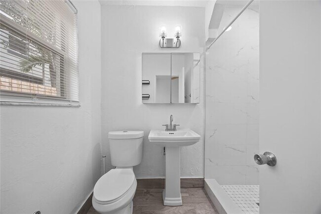 Building Photo - 412 SE 16th St