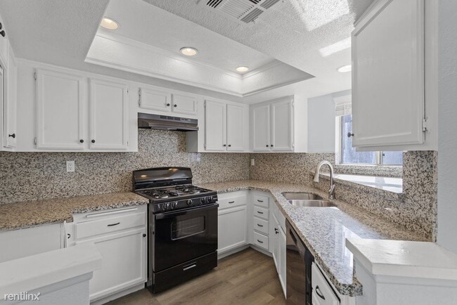 Building Photo - 2 br, 2.5 bath Townhome - 178 West Walnut ...