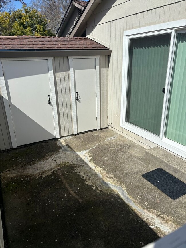 Building Photo - Clean 2 bedroom 1 bath