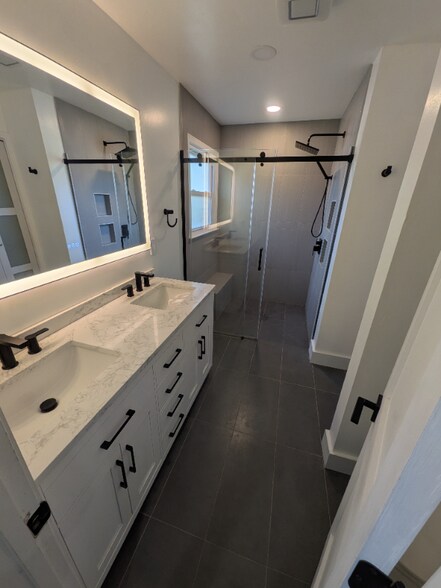 Building Photo - 5845 Shadewater Dr