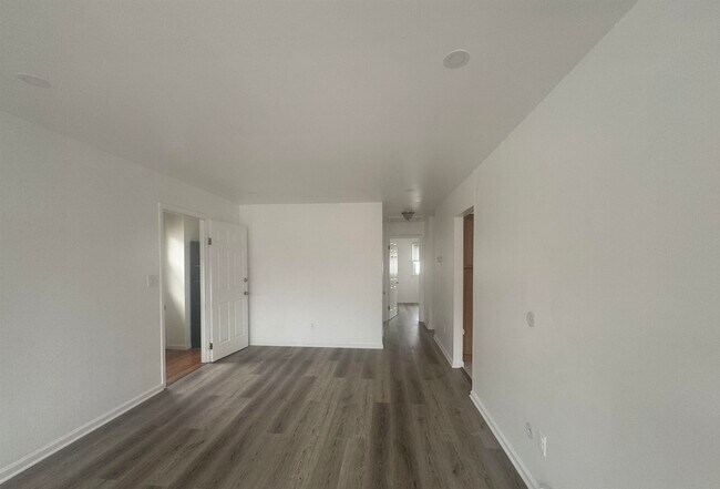 Building Photo - 121 Mallory Ave
