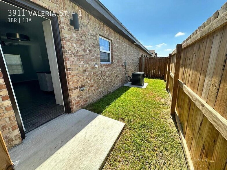 Building Photo - 3911 Valeria St