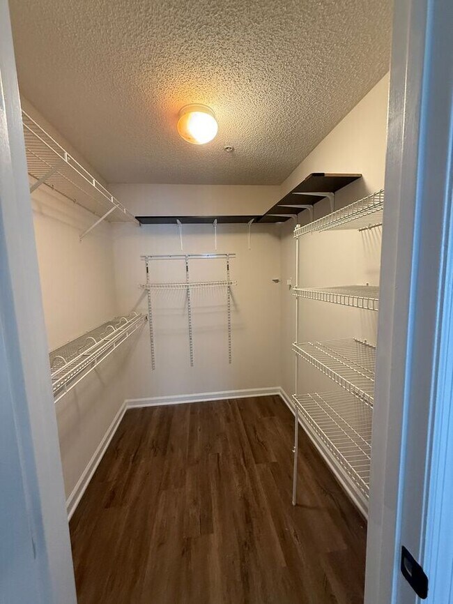 Building Photo - Modern Updated Top Floor unit! Freshly Pai...