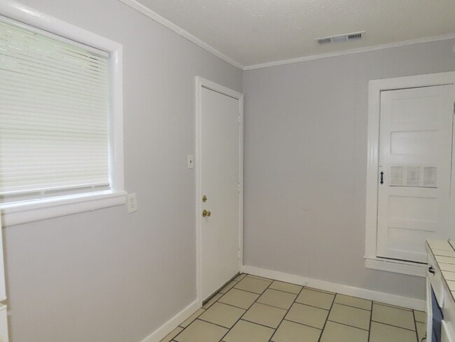 Building Photo - Cozy Two Bedroom One Bathroom  Apartment!
