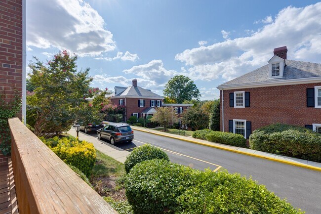 Building Photo - Charming End-Unit Townhouse in Fairlington