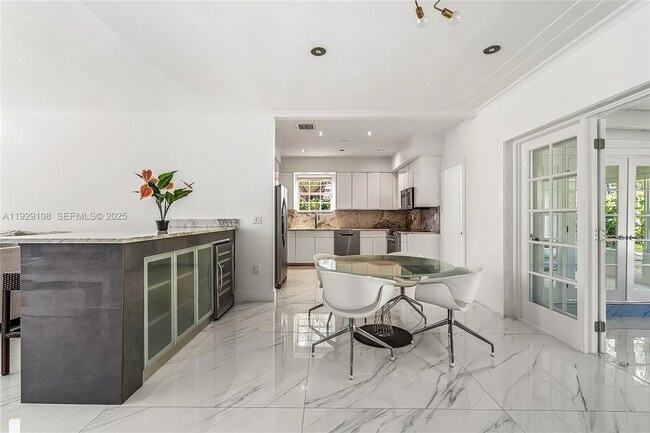 Building Photo - 345 Fairway Dr