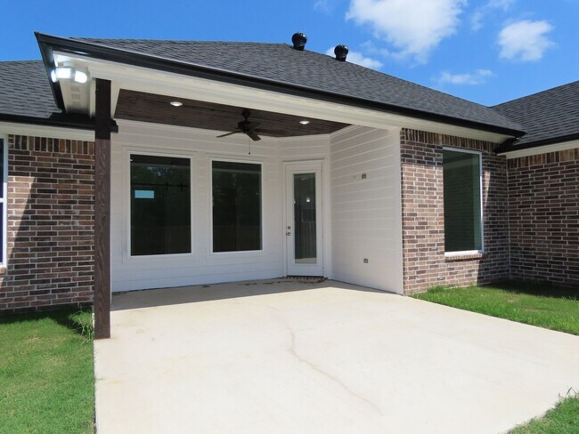 Building Photo - Luxurious, Built in 2024!  3 Bedroom, 2 Ba...
