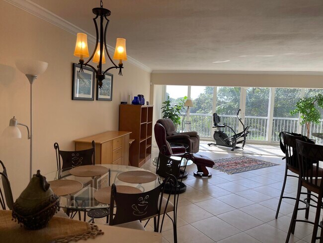 Building Photo - 300 E Royal Palm Rd