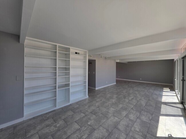 Building Photo - 735 E Louise Dr