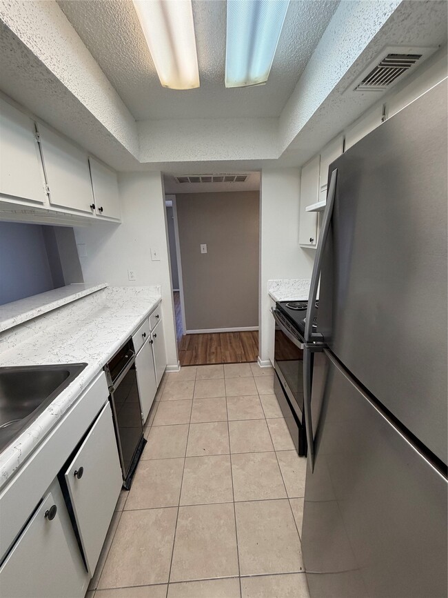 Building Photo - 2816 S Bartell Dr