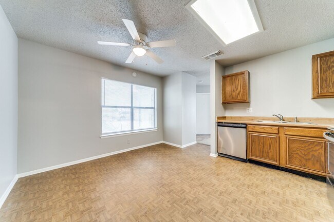 Building Photo - 3-BEDROOM IN HUNTERS CHASE, NORTHSIDE ISD