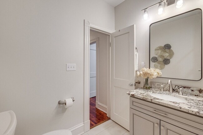 Building Photo - 2312 Rosewood Ave