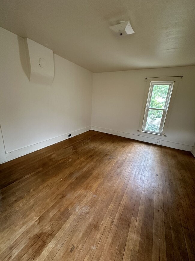 Building Photo - Exciting 4 Bed 1 Bath close to UWEC!