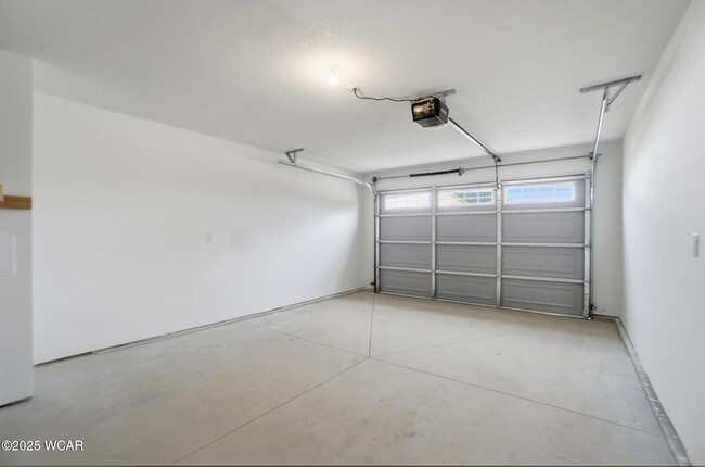 Building Photo - 2888 Lake Cir Dr