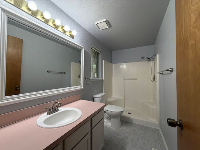 Building Photo - Spacious living with city access 3 bed 2 bath rambler!