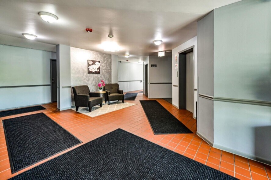 Building Photo - 2600 Brookwood Way Dr