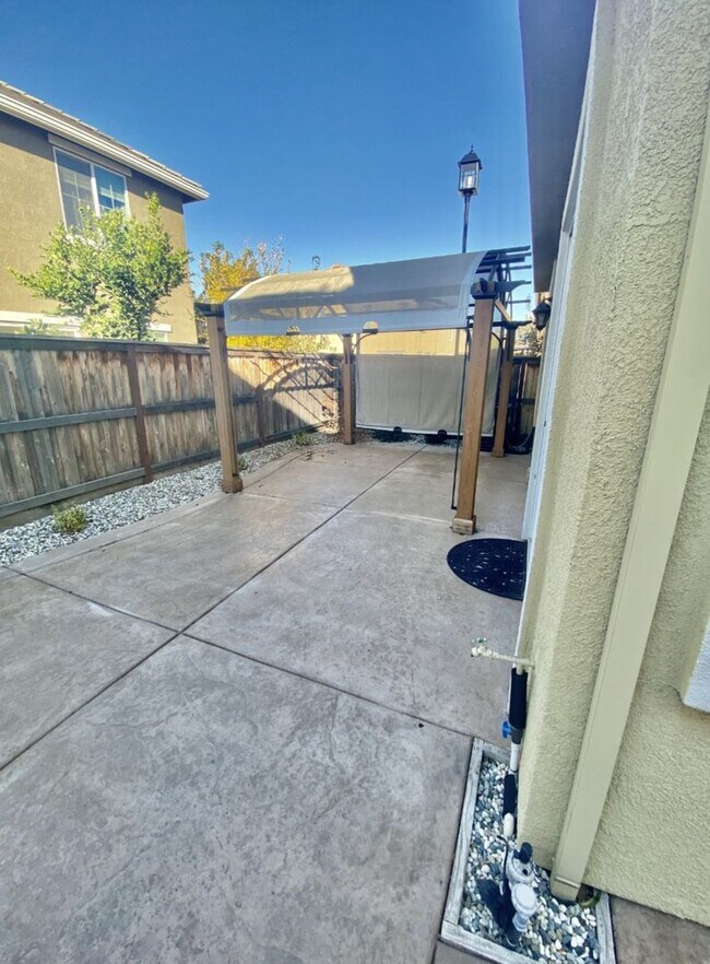 Building Photo - Beautiful and Sunny Home in Roseville Awaits!